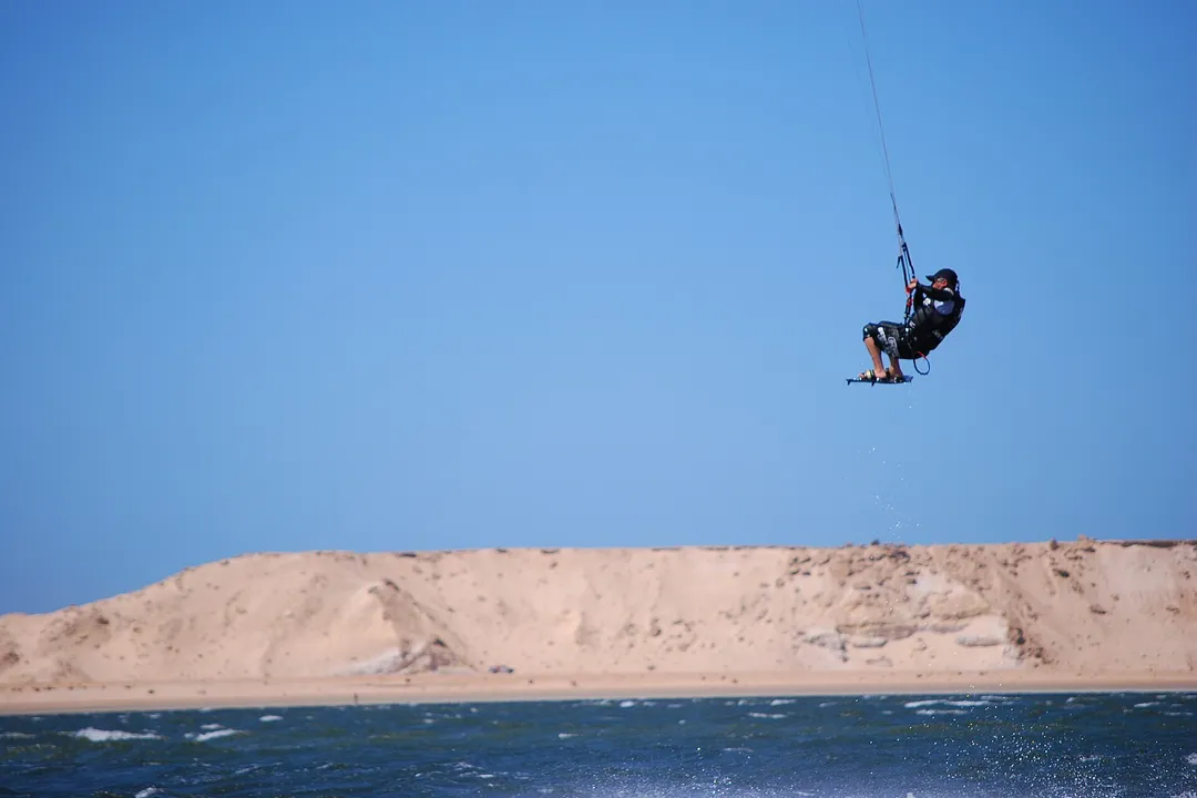 Kitesurfista saltando por encima de la duna en Dakhla