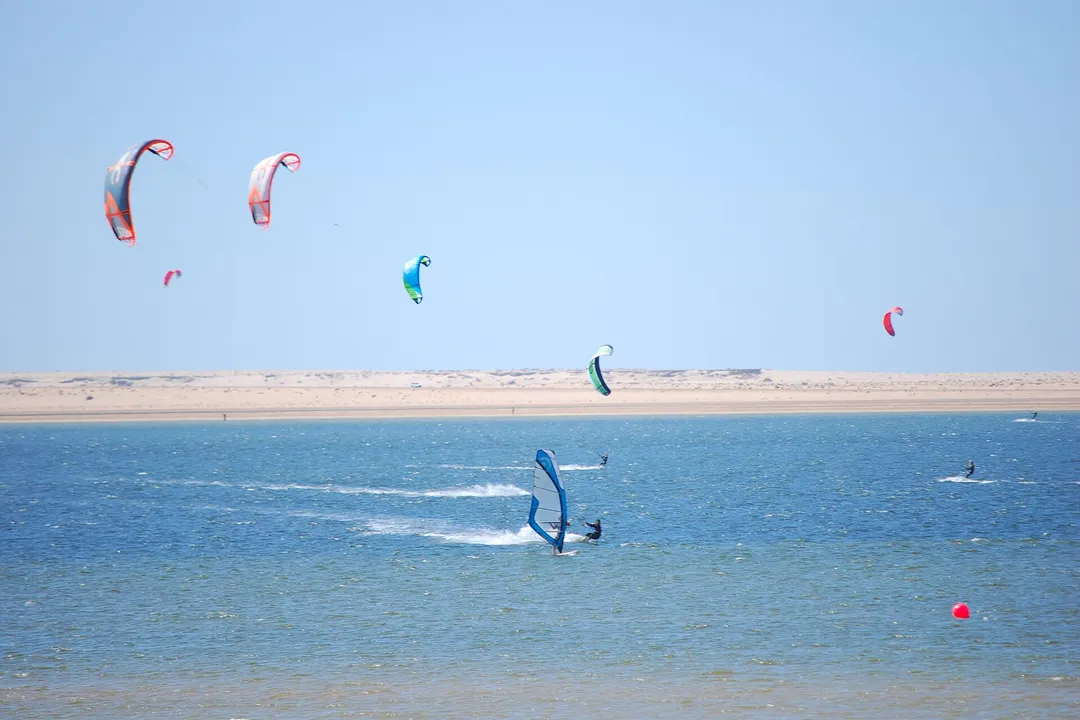 Cometas alineadas a lo largo del banco de arena de la laguna de Dakhla
